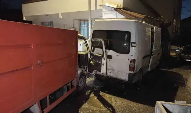 Çaldıkları kamyonetle park halindeki minibüse çarptılar