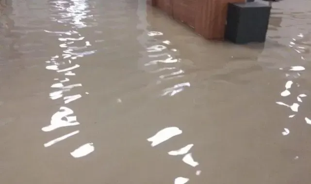 Adana'da sağanak etkili oldu, hastaneyi su bastı
