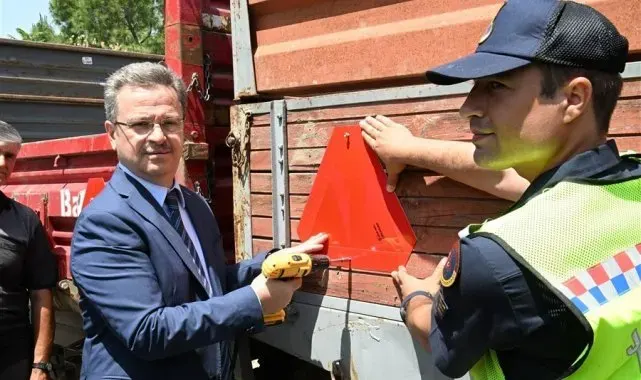 Manisa'da traktör sürücülerine reflektör dağıtıldı