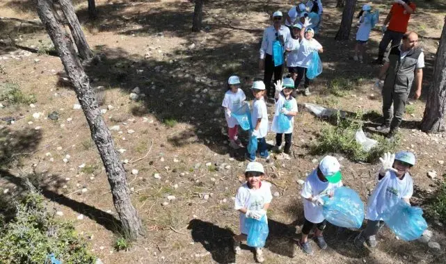 Çocuklar, ormanlık alanda temizlik yaptı