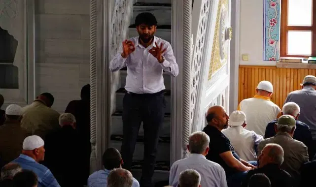 Bu camide işitme engelli bireylere cuma hutbesi işaret diliyle anlatılıyor