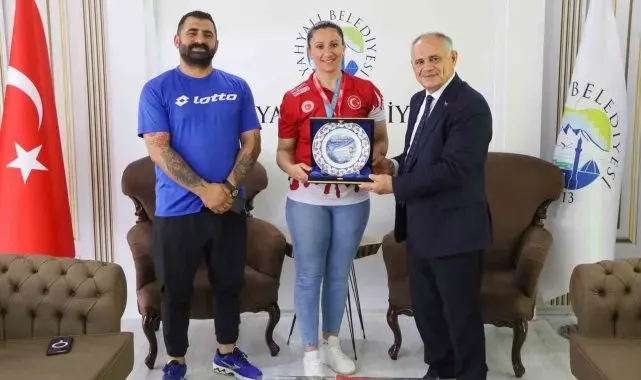 Şampiyon sporcudan Başkan Öztürk'e ziyaret
