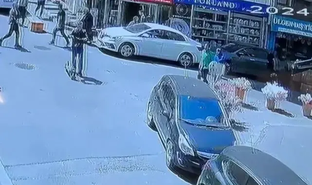 Otomobilin içinde para dolu çantayı çalan hırsızlar kamerada