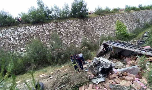 20 metrelik uçuruma düşen kamyonun sürücüsü öldü