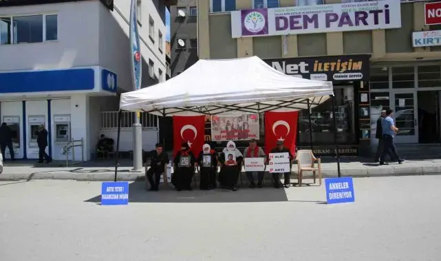 Muş'ta ailelerin evlat nöbeti devam ediyor
