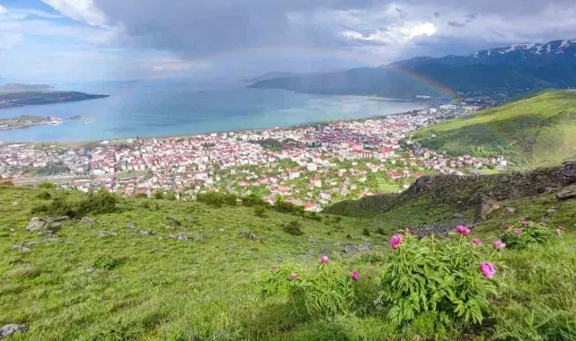 Tatvan'da gökkuşağı renk cümbüşü oluşturdu