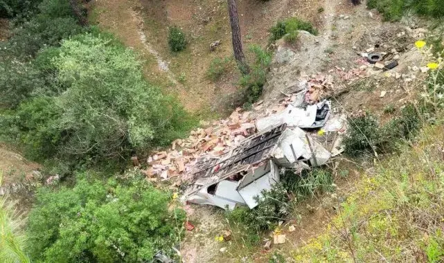 Milas'ta tır uçuruma yuvarlandı: 1 ölü