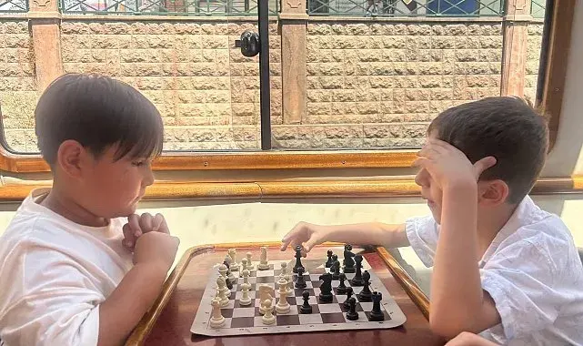 Porsuk Çayı'nda tekne turunda hamle yarışı: Minikler su üstünde satranç oynadı