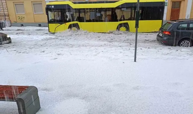 Polonya'da sağanak yağış ve dolu hayatı felç etti