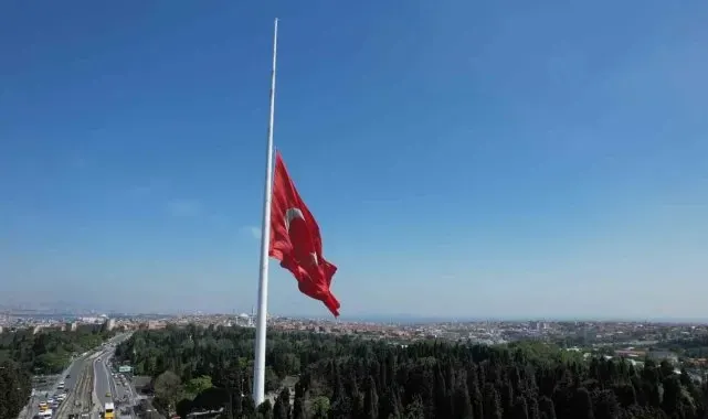 İstanbul'da bayraklar yarıya indirildi