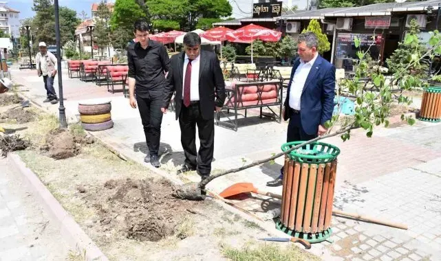 Emet Hükümet Meydanında bakım ve onarım çalışması