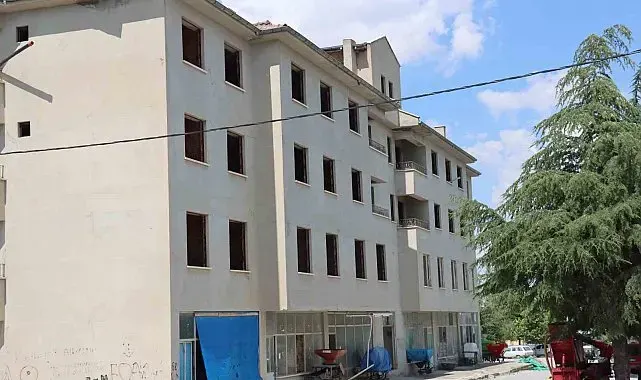 Terk edilen Günyüzü'ndeki eski belediye binası çocuklar için adeta tuzak
