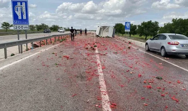 Kamyonet devrildi, kasadaki karpuzlar yola saçıldı: 2 yaralı