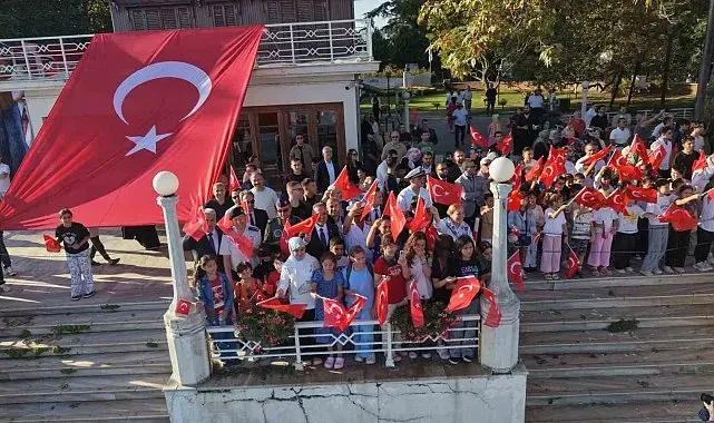 TCG Anadolu ve TCG Heybeliada Yalova'da vatandaşları selamladı