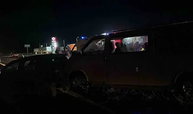 Kamyonet ile otomobil çarpıştı: 11 yaralı