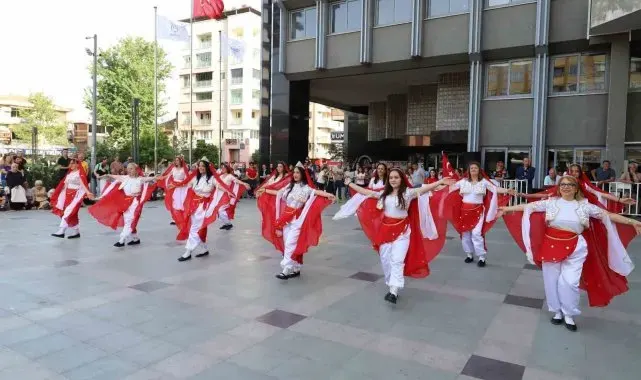 Halk oyunları gösterileri ilgiyle izlendi