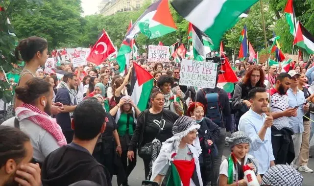 Paris'te Filistin'e destek İsrail'e tepki: "Masum çocukları öldürmekten vazgeçin"