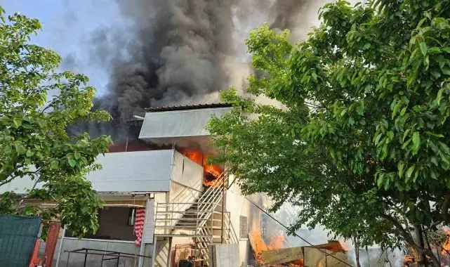 Antalya'da iki yayla evi alevlere teslim oldu