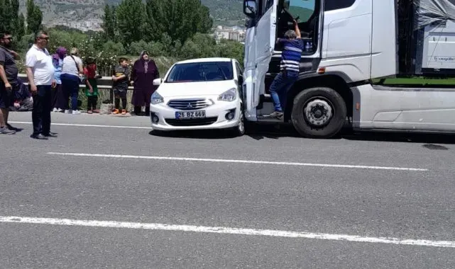 Bozüyük'te kamyon otomobile çarptı: 2 kişi yaralandı