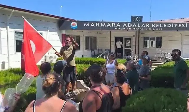 Avşa'da su protestosu: "Konser değil, su istiyoruz"