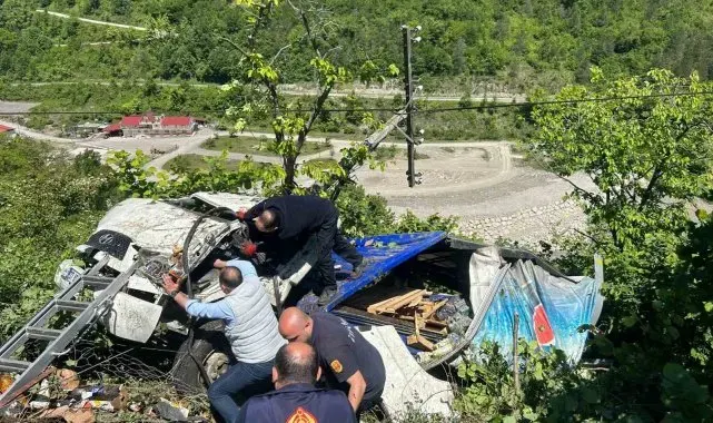 Kastamonu'da meşrubat yüklü kamyon tarlaya devrildi: 2 yaralı
