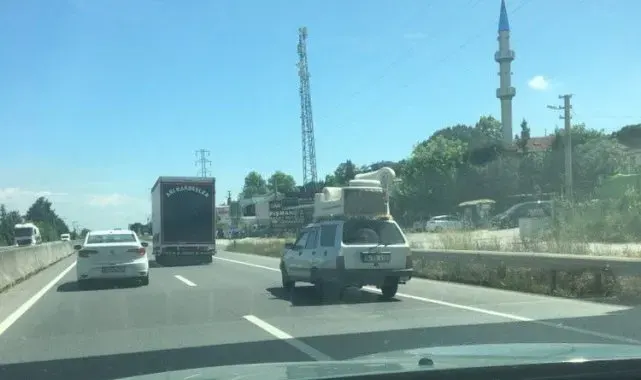 Otomobilin tavanında koltuk taşıdılar