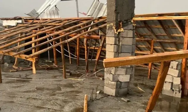 Fırtına Kulp'ta evin çatısını uçurdu