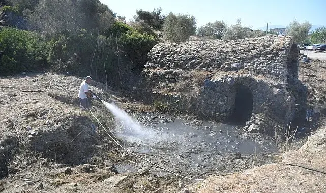 Kuşadası'nda tarihi Roma Hamamı'nda temizlik çalışması