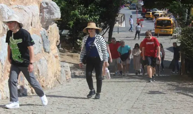 Turizm kenti Alanya'ya sezonun 2'nci yolcu gemisi demirledi