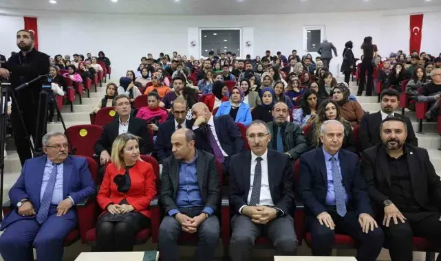 Elazığ'da 'Bilişim Çağında Dezenformasyon' konferansı gerçekleşti