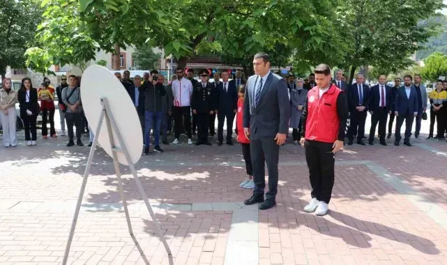 Taşova'da 19 Mayıs çelengi sunuldu