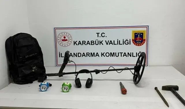 Dedektörle arama yaparken yakalandılar