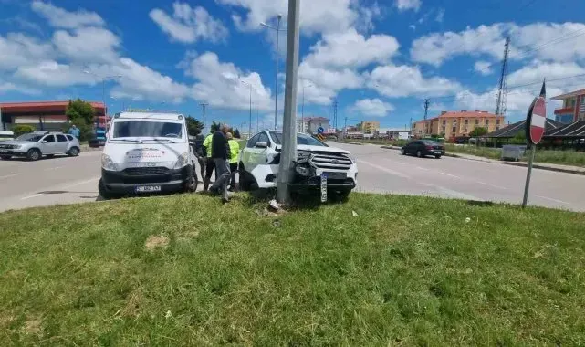 Sinop'ta otomobil elektrik direğine çarptı: 2 yaralı