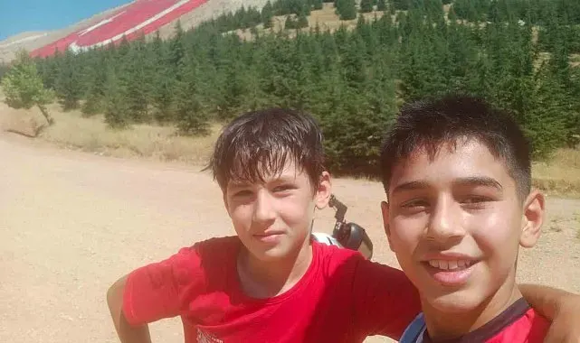Scooterlarını bayrak sevgisi için sürdüler, zirvede dünyanın en büyük ay yıldızıyla buluştular