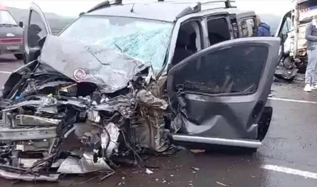 Ardahan'da kafa kafaya çarpışan iki araç hurdaya döndü: 2 yaralı