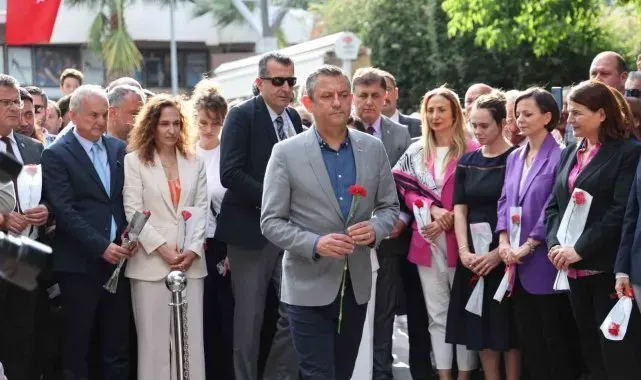 CHP Genel Başkanı Özel, Zübeyde Hanım'ın anıt mezarını ziyaret etti
