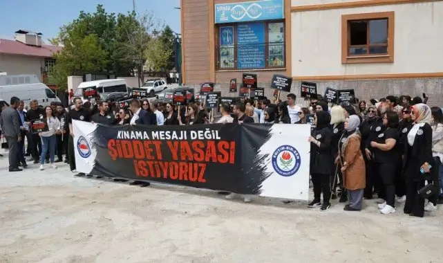 Şırnak'ta öğretmenler siyah elbiseler ile eğitimde şiddet olaylarını kınadı