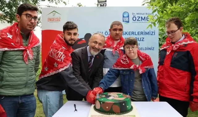 Başkan Özmen özel gençleri askere uğurladı