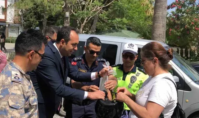 Datça'da Motosiklet sürücülerine 'Kask' dağıtıldı