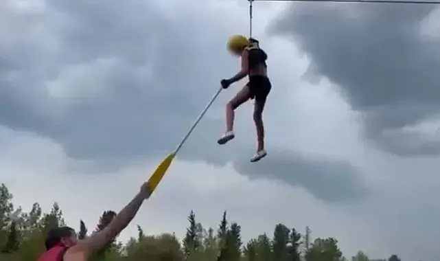 Kanyonda ziplinede asılı kalan turist çocuğu rafting rehberi kurtardı