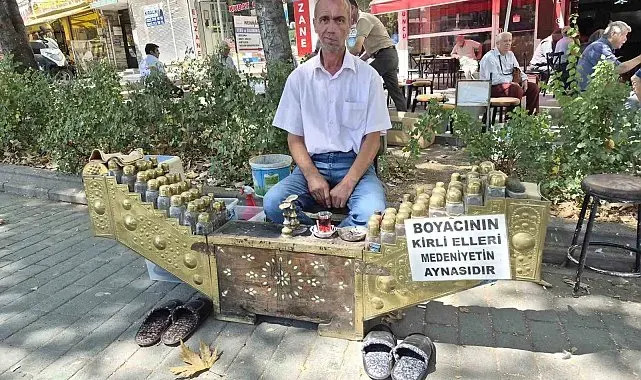 Seyyar ayakkabı boyacısının astığı yazı çevrede dikkat çekiyor