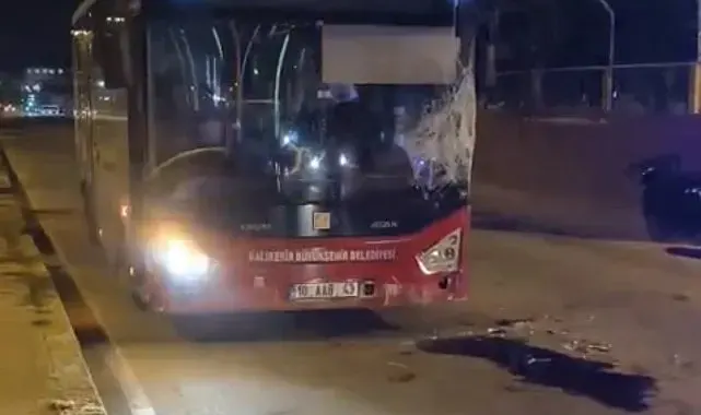 Bandırma'da ters yöndeki otobüs motosikletle çarpıştı: 17 yaşındaki sürücü yaralandı
