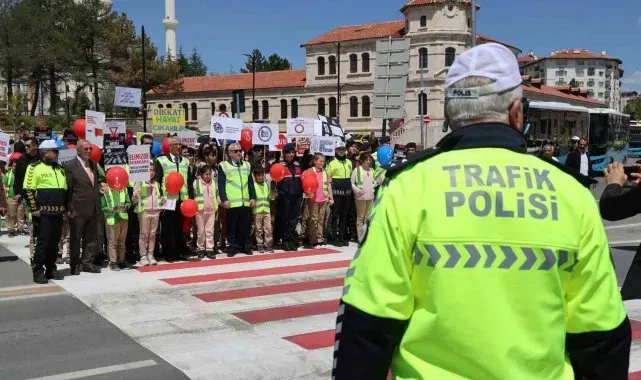 Trafik Haftası etkinliğinde validen öğrencilere simit