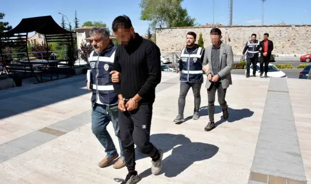 Sahte polisleri, gerçek polisler yakaladı