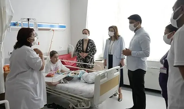 Aydın'da tedavi gören minik hastalara moral oldular