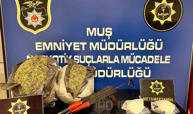 Muş'ta iki araçta silah ve uyuşturucu ele geçirildi