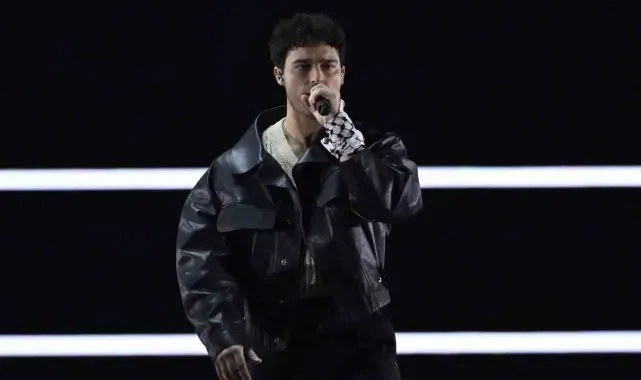 Eurovision'da şarkısını bileğindeki kefiye ile seslendirdi