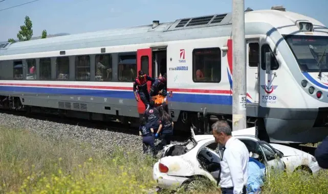 Manisa'da tren otomobile çarptı: 1 ölü