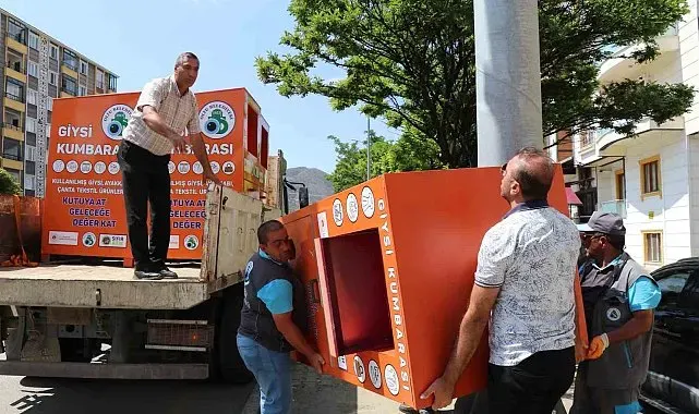 İlçenin dört bir yanına giysi kumbaraları