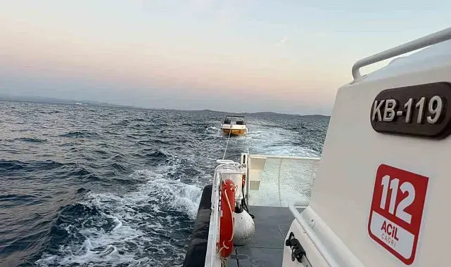 Çanakkale Boğazı'nda içinde 7 kişinin bulunduğu sürüklenen tekne kurtarıldı